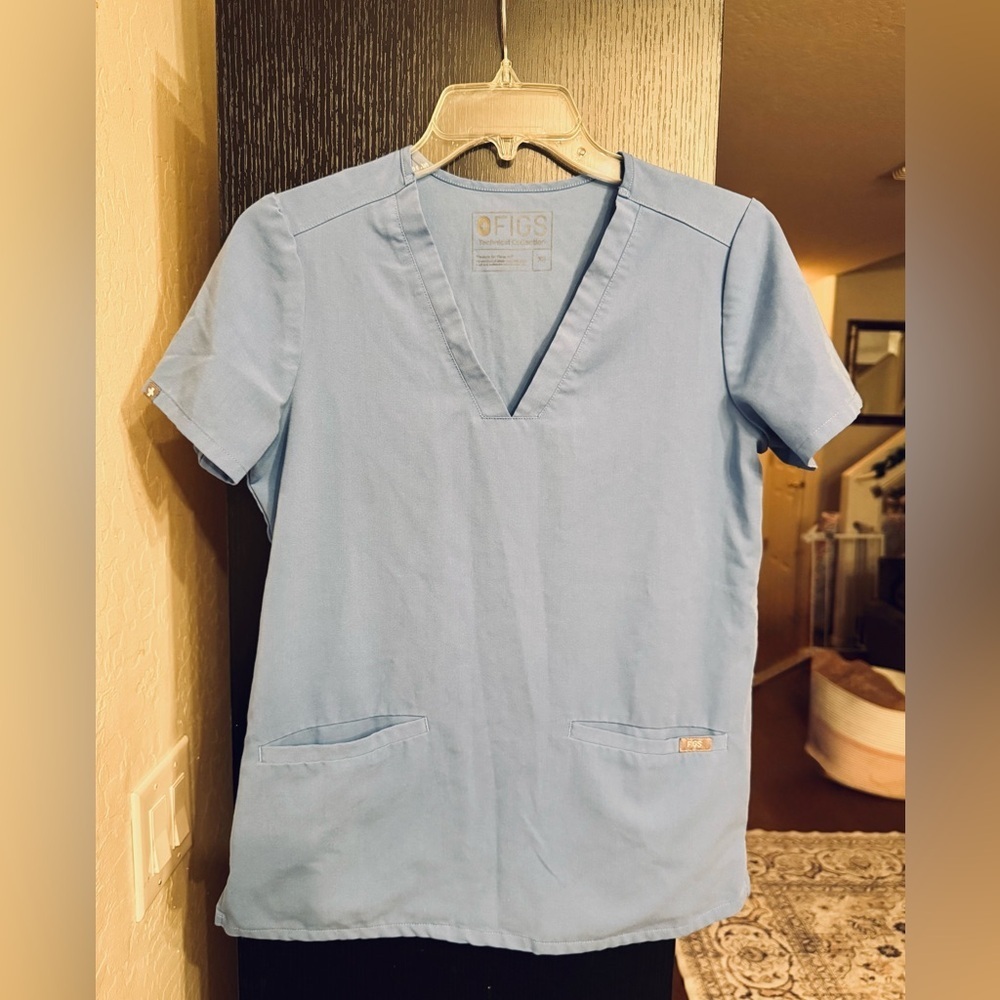 FIGS Technical Collection Women’s Scrub Top – Ceil Blue (XS) - Picture 2 of 5